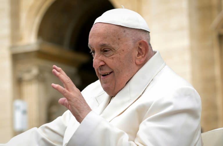 El papa Francisco saluda a la multitud al final de su audiencia general semanal en la plaza San Pedro en el Vaticano, el 24 de abril de 2024 (Tiziana FABI)