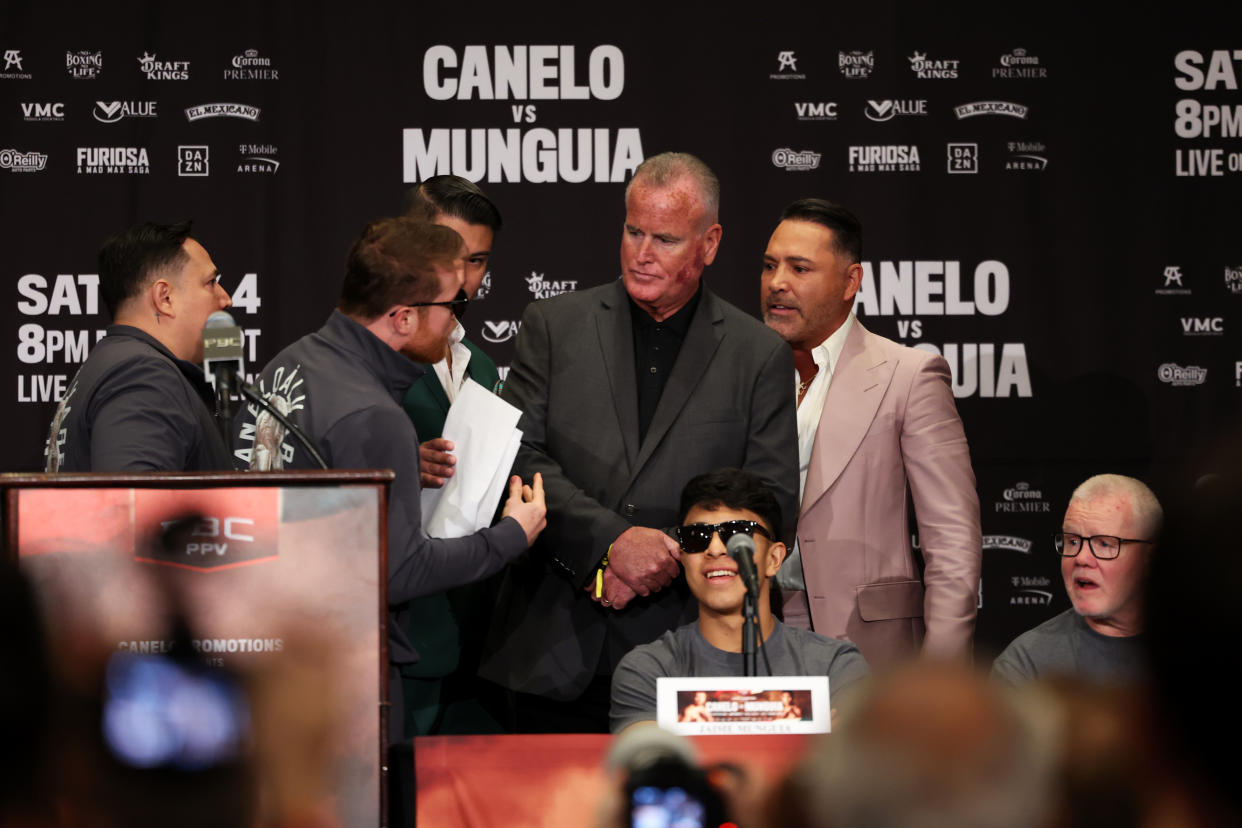 LAS VEGAS, NEVADA - MAYO 1: Saúl 'Canelo' Álvarez discute con Oscar De La Hoya e la conferencia de prensa previa a la pelea entre e 'Canelo' y Jaime Munguia.  Foto: Cris Esqueda/Golden Boy/Getty Images