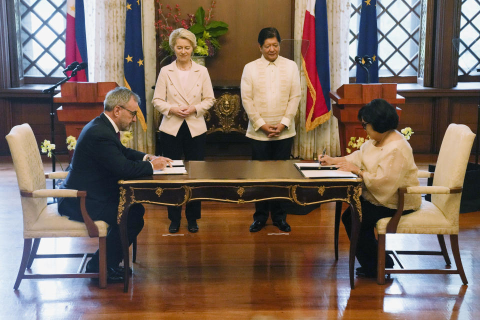 Philippine President Ferdinand Marcos Jr., second from right, and European Commission President Ursula von der Leyen, second from left, witness signing ceremonies at the Malacanang Presidential Palace in Manila, Philippines, Monday, July 31, 2023. (AP Photo/Aaron Favila, Pool)