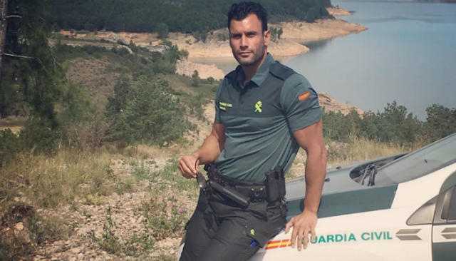 El 'guapo de la Guardia Civil' que revoluciona las redes sociales, Tentaciones