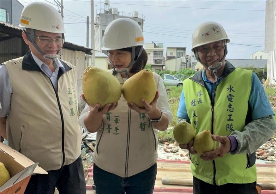 市長夫人劉育菁代表市長黃偉哲攜帶文旦慰勞志工，祝賀大家佳節快樂。（勞工局提供）