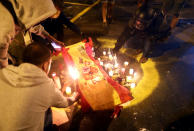 Varios separatistas queman una bandera de España durante los disturbios (REUTERS/Jon Nazca)
