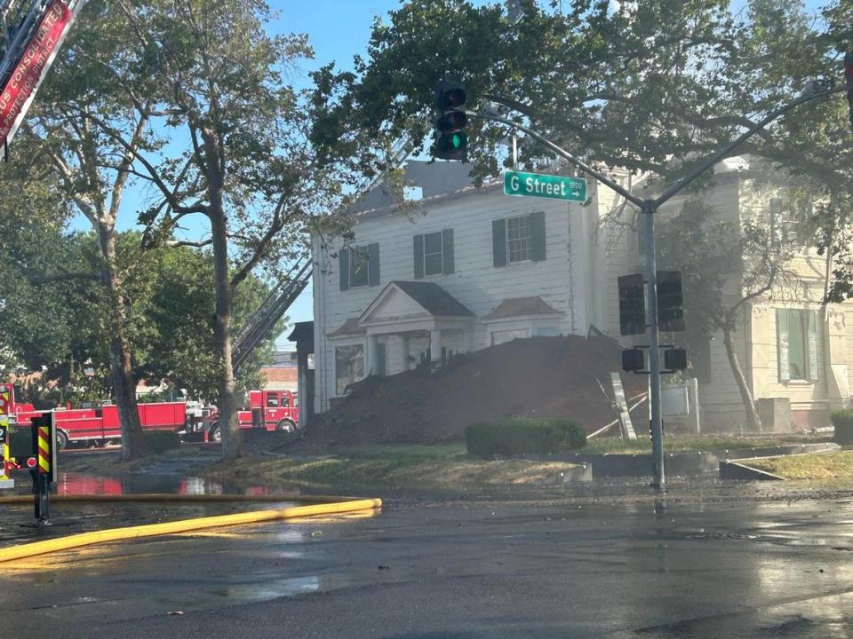 Después de que una explosión volara el tejado del edificio de la Colonial Chapel, cayó en el jardín de la antigua casa.