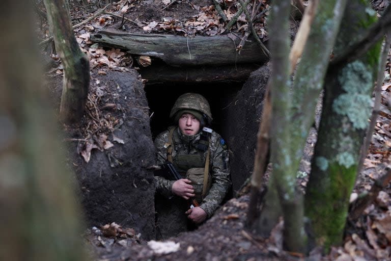 Un militar ucraniano mira desde un refugio subterráneo en primera línea cerca de la ciudad de Bakhmut, región de Donetsk, el 18 de noviembre de 2023, en medio de la invasión rusa de Ucrania.