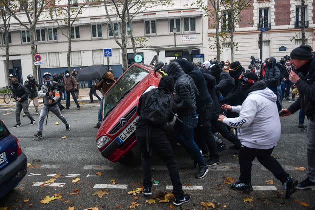 <p>La place d'Italie était samedi le théâtre de flambées de violence sporadiques. </p>