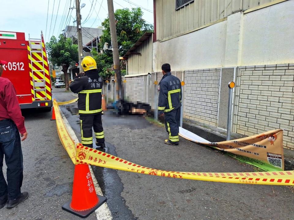 嘉義縣番路鄉21日發生黃牌重機疑自撞電線桿起火事故，18歲羅姓騎士被壓車下，逃生不及死亡。（圖／嘉義縣消防局提供）