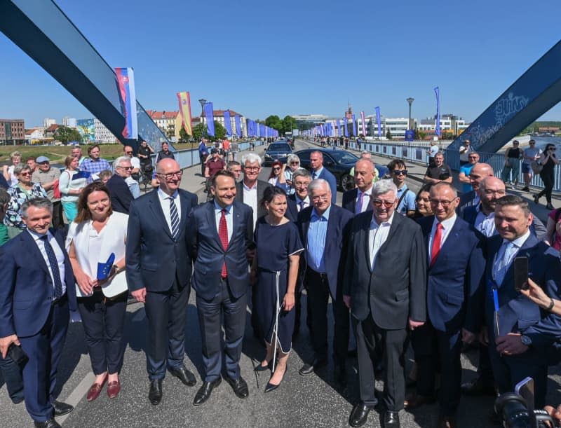 Dietmar Woidke (3rd L), Minister President of Brandenburg), Radoslaw Sikorski, Foreign Minister of Poland, Annalena Baerbock, Foreign Minister of Germany, Wlodzimierz Cimoszewicz, former Foreign Minister of Poland and Joschka Fischer, former Foreign Minister of Germaany, stand on the city bridge between the twin city of Frankfurt (Oder) and the Polish city of Slubice on the 20th anniversary of Poland's accession to the EU. Patrick Pleul/dpa