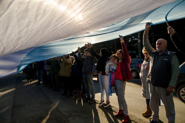 Con una caravana y abrazo simbólico, respaldaron al Ejercito en litigio con una comunidad mapuche. En la Escuela Militar de Montaña fue la actividad.