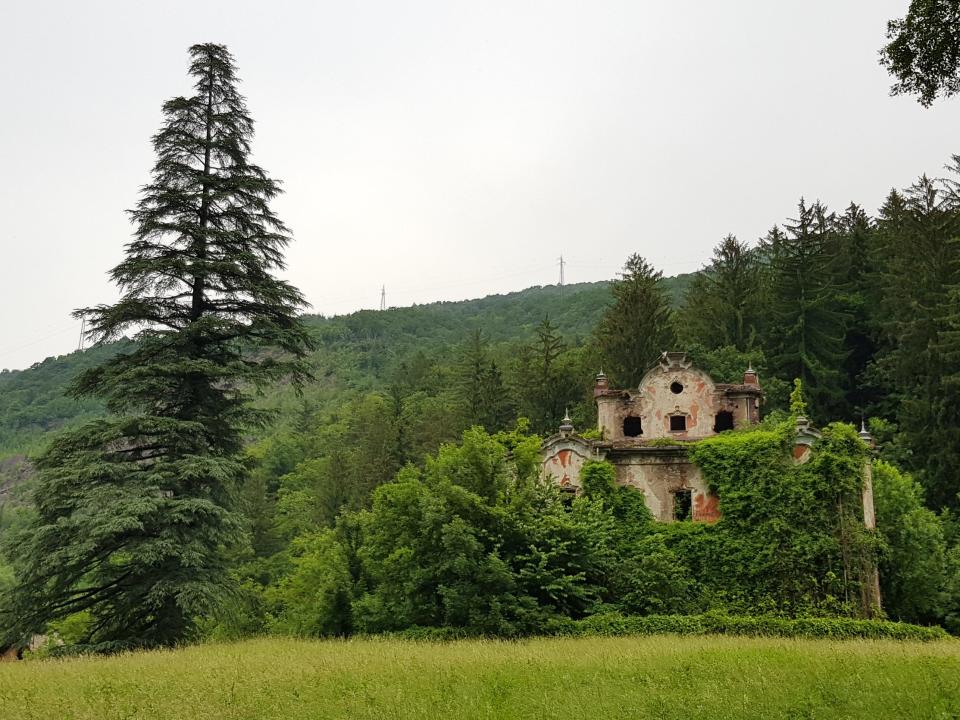 ghost mansion italy