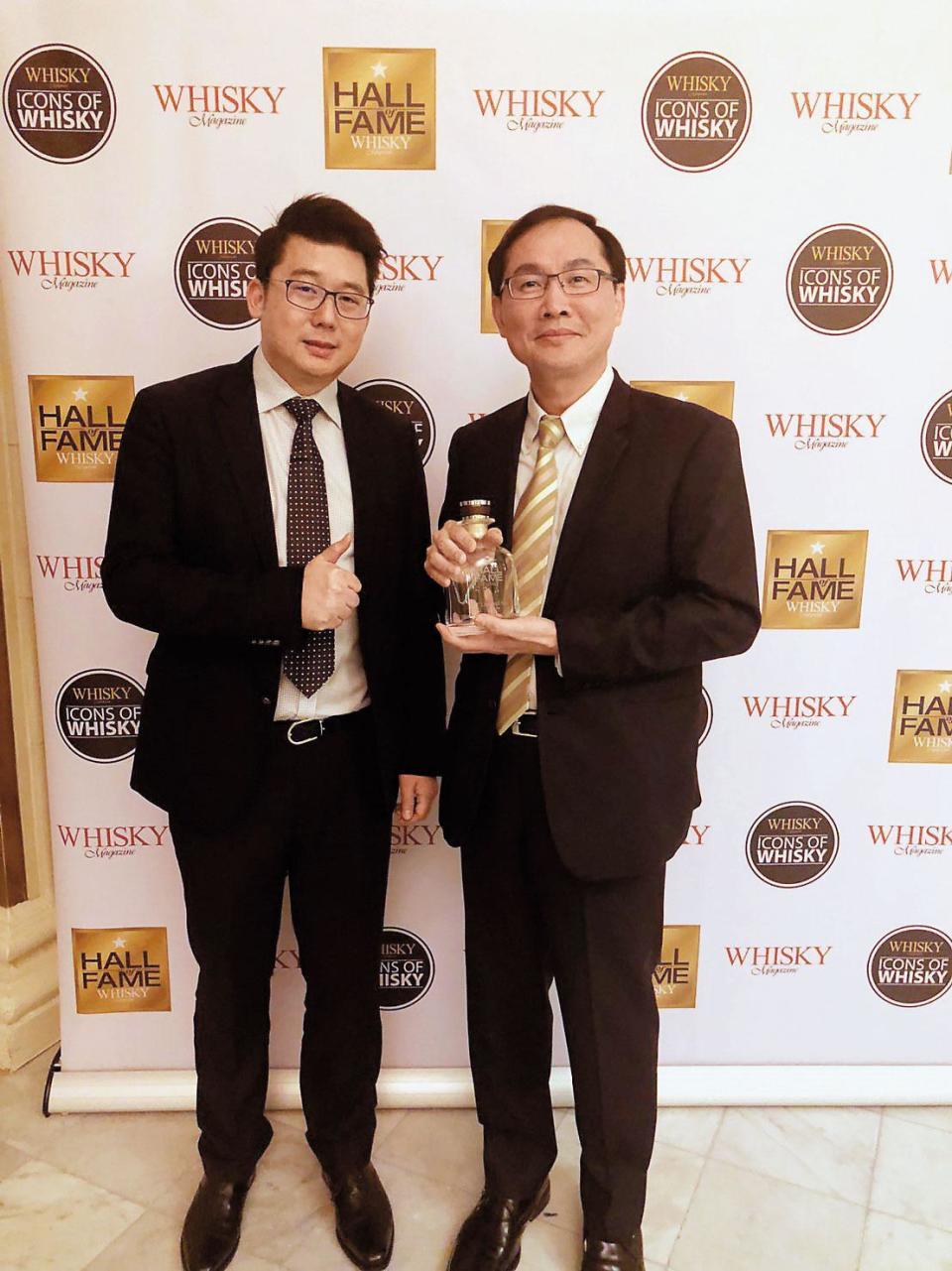 威士忌產業最高榮譽「威士忌名人堂」肯定，成為第一對獲獎華人父子檔，他和首席調酒師張郁嵐（左）赴英領獎。（金車集團提供）