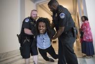 <p>Vor den Büros einiger Senatoren fanden in Washington Proteste gegen die geplante Reform der Gesundheitsversorgung statt. Ein Demonstrant wurde von der US Capitol Police in Gewahrsam genommen. (Bild: J. Scott Applewhite/AP/dpa) </p>