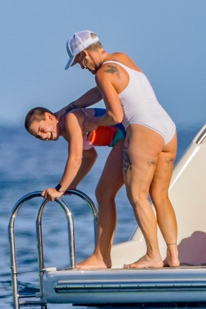 Pink siempre se dejó ver muy cómplice de sus hijos, fruto de su matrimonio con Carey Hart. Y las vacaciones no fueron la excepción. La cantante pasó un divertido momento con Willow mientras jugaban a tirarse al mar desde el yate. Pink se tomó un paradisíaco paréntesis en medio de su gira por Europa