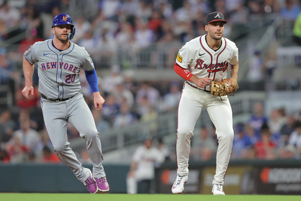 ATLANTA, GA – SEPTEMBER 24: New York Mets first baseman Pete Alonso (20) leads from first base as Atlanta Braves first baseman Matt Olson (28) watches the pitch during the Tuesday night MLB game between the Atlanta Braves and the New York Mets at Truist Park on September 24, 2024 in Atlanta, Georgia. (Photo by David J. Griffin/Icon Sportswire via Getty Images)