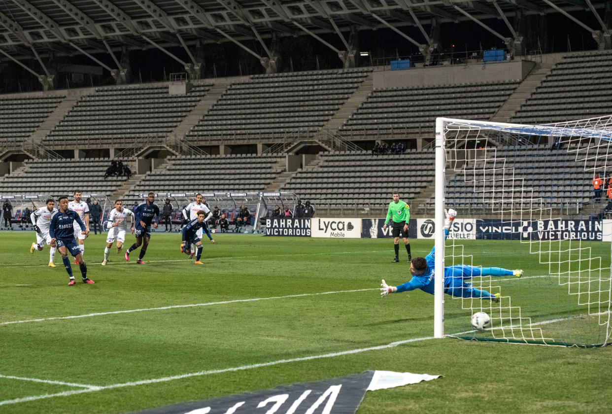 Integrantes del Paris FC salen al campo para un partido contra el Chamois Niortais FC en el Sébastien Charléty, un estadio de la era de la Segunda Guerra Mundial ubicado junto a una carretera en París, el 25 de febrero de 2023. (James Hill/The New York Times)
