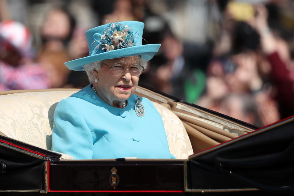 <p>La reine Elizabeth a célébré, depuis le Palais de Buckingham, ses 92 ans sous un soleil de plomb. Pour l’occasion, elle a assisté comme chaque année à une grande parade militaire, baptisée “Trooping the Colour”, organisée en son honneur. Sur le trône depuis plus de soixante-six ans, Elizabeth II détient le record de longévité dans la monarchie britannique, auparavant détenu par la reine Victoria. Née le 21 avril 1926, Elizabeth II a l’habitude de célébrer son anniversaire en deux temps : en privé le jour J, le 21 avril, puis au cours du “Trooping the Colour”, où la météo est plus clémente.<br>Crédit photo : AFP </p>