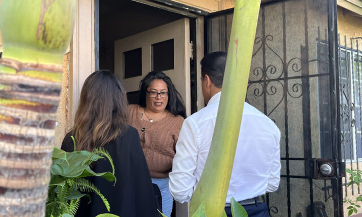 This is a photo of LAUSD Superintendent Alberto Carvalho visiting Daisy Morales’s home.