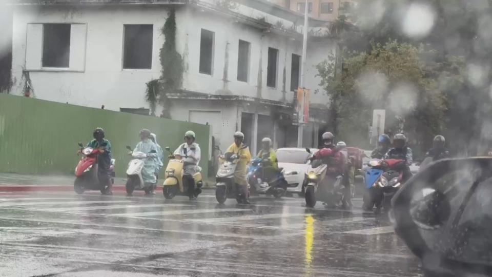 28日白天悶熱午後雷陣雨，各地山區留意局部大雨。（資料畫面）