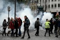 Les Champs-Elysées, là où des violences entre les manifestants et les forces de l'ordre avaient éclaté le 16 mars dernier étaient aujourd'hui bouclés et les rassemblements interdits. Néanmoins, la Préfecture de police annonçait peu après 13h qu'elle avait dû procéder depuis le début de la journée à la verbalisation de 37 personnes qui se trouvaient dans le périmètre interdit. ©Philippe LOPEZ / AFP