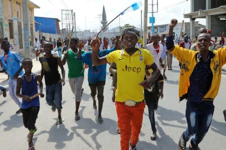 Protesters chant slogans while demonstrating against last weekend's explosion in KM4 street in the Hodan district in Mogadishu, Somalia October 18, 2017. REUTERS/Feisal Omar