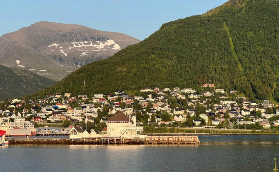 夏天的北極圈沒了積雪更是風光明媚，圖為晚上 9 點的特羅姆瑟（Tromsø）。圖／凱倫　提供