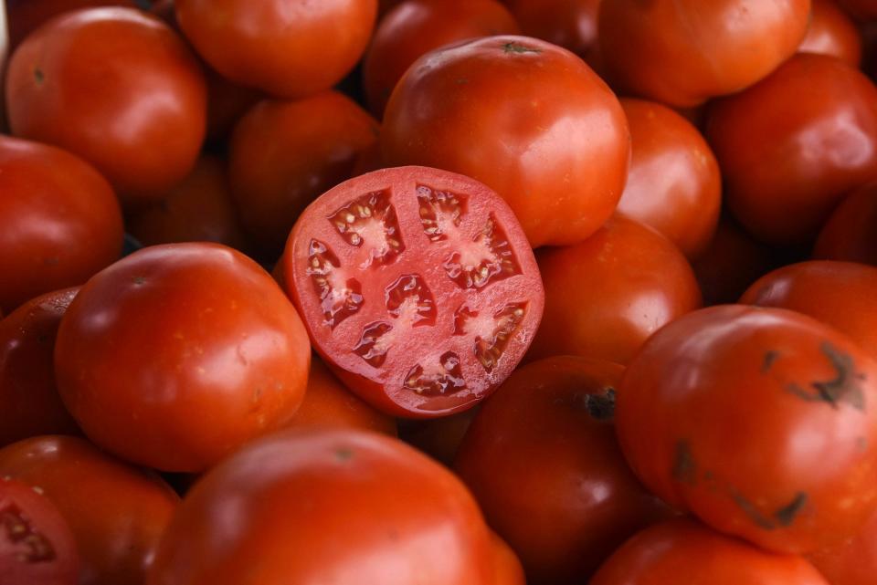 Tomatoes must be ripe before they can be stored in the refrigerator.