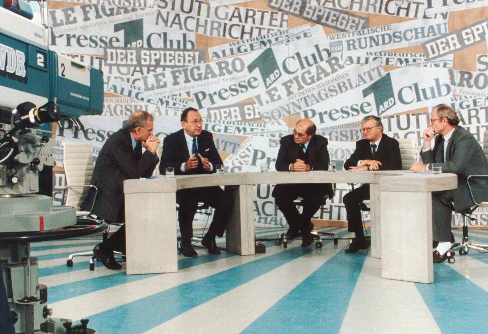 Geschichte wurde gemacht: Der damalige WDR-Intendant Fritz Pleitgen, Bundesaußenminister Hans-Dietrich Genscher, Dieter Thoma, Bundesminister Rudolf Seiters und ARD-Chefredakteur Martin Schulze beim "Presseclub" am 01.10.1989.  (Bild: WDR)