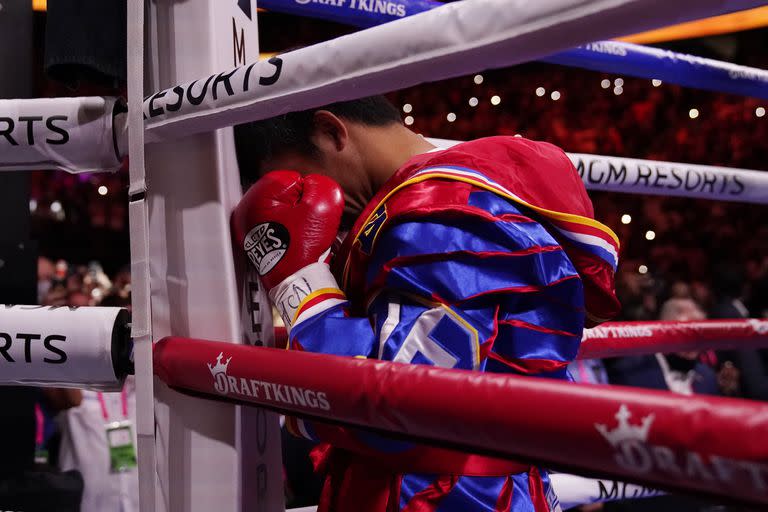 Manny Pacquiao, de Filipinas, reza antes de su pelea contra Yordenis Ugas, de Cuba