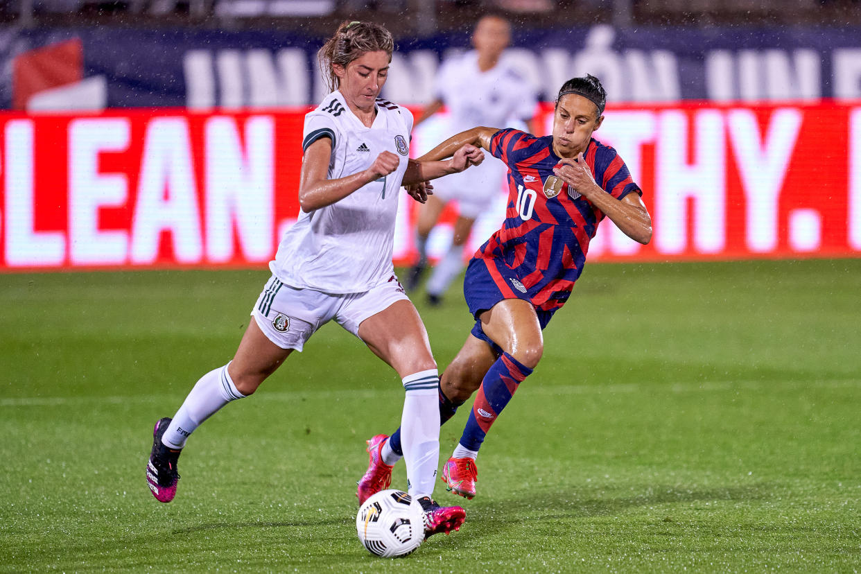 La defensa mexicana Jocelyn Orejel frente a la atacante estadounidense Carli Lloyd durante un partido amistoso en julio de 2021. (Foto por Robin Alam/Icon Sportswire via Getty Images)