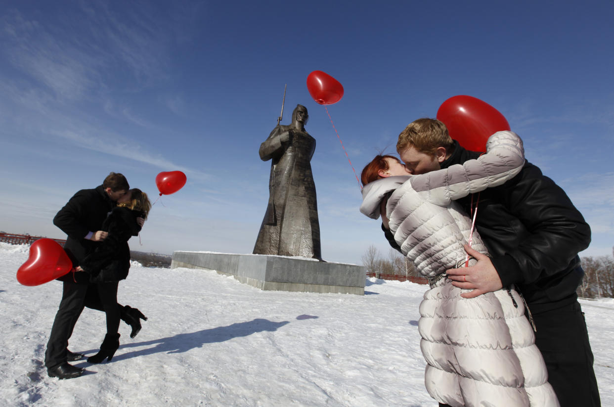 Couples kiss during a flashmob organised by a local television station on the eve of Valentine's Day in the southern Russian city of Stavropol February 13, 2012.  REUTERS/Eduard Korniyenko (RUSSIA - Tags: SOCIETY ANNIVERSARY TPX IMAGES OF THE DAY) FOR BEST QUALITY IMAGE SEE GM1EA3D1SAA01