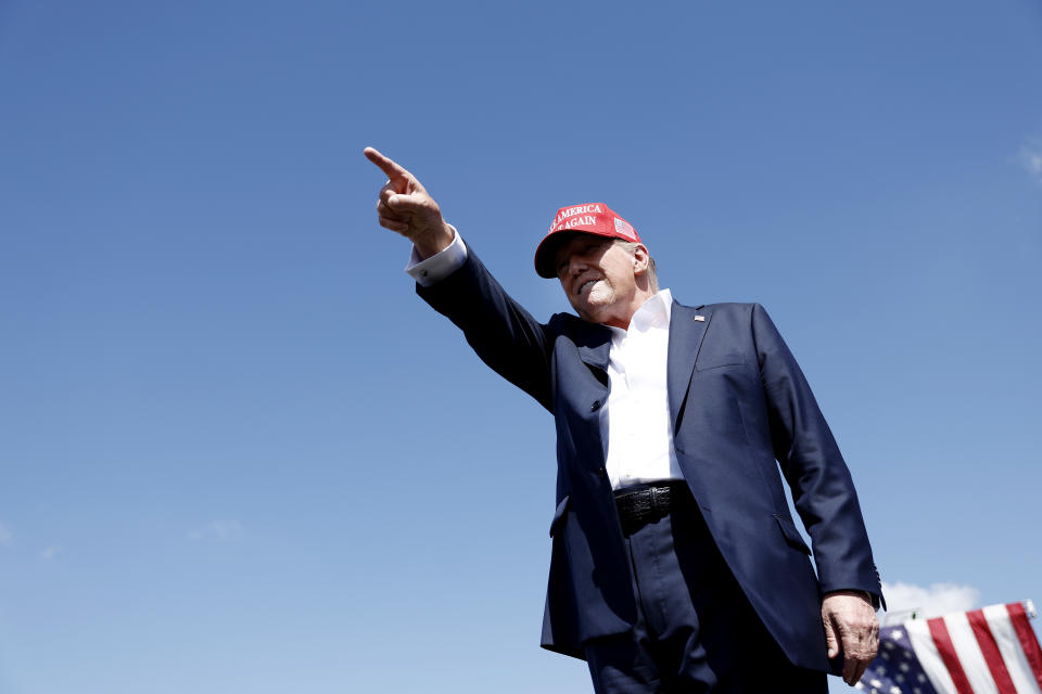 El candidato presidencial republicano, el ex presidente estadounidense Donald Trump, llega a un mitin en Greenbrier Farms el 28 de junio de 2024 en Chesapeake, Virginia. (Foto de Anna Moneymaker/Getty Images)