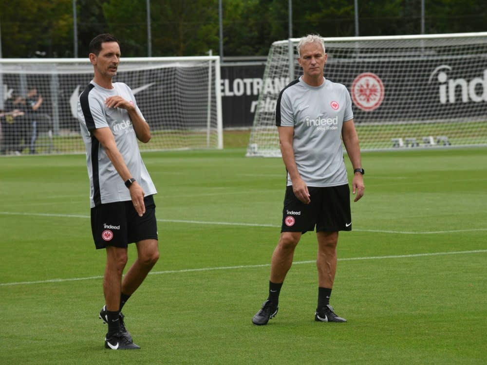 Frankfurter Trainingsauftakt: Dino Toppmöller (l.) (IMAGO/Peter Hartenfelser)