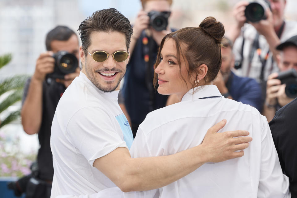 Adèle Exarchopoulos et François Civil devant les photographes