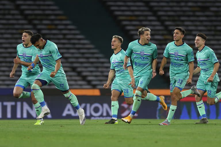 Godoy Cruz corre hacia los cuartos de final; debió esperar hasta los penales, pero eliminó a Racing en un duelo repleto de emociones