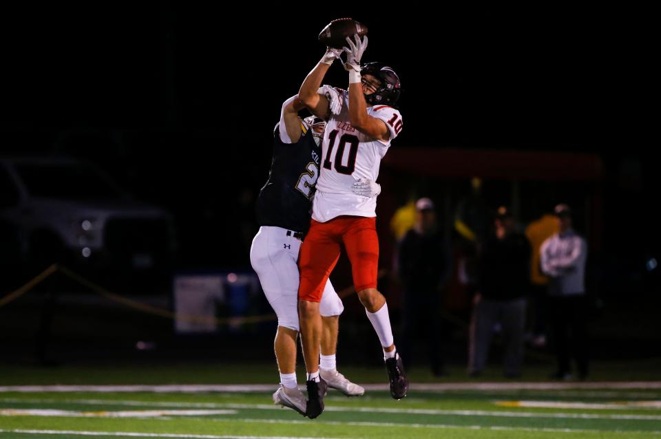 West Plains's Briggs Hughston makes a catch during a game against the Kickapoo Chiefs at Kickapoo on Friday, Sept. 30, 2022.