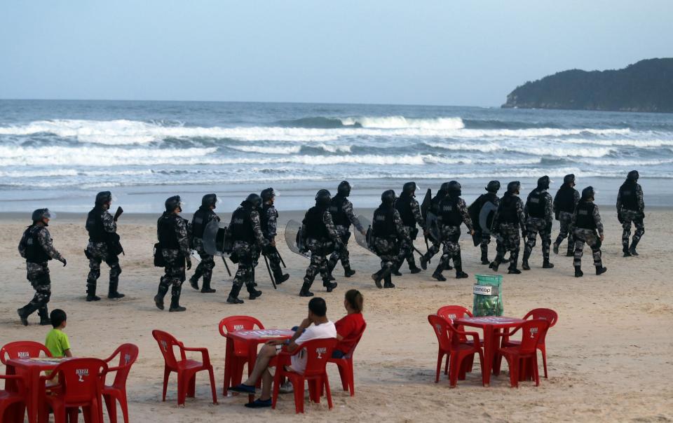 Riot police patrol the Santinho beach next the Costao do Santinho hotel ahead of the 2014 FIFA World Cup in Florianopolis, Santa Catarina state, February 19, 2014. REUTERS/Sergio Moraes ( BRAZIL - Tags: SPORT SOCCER WORLD CUP)