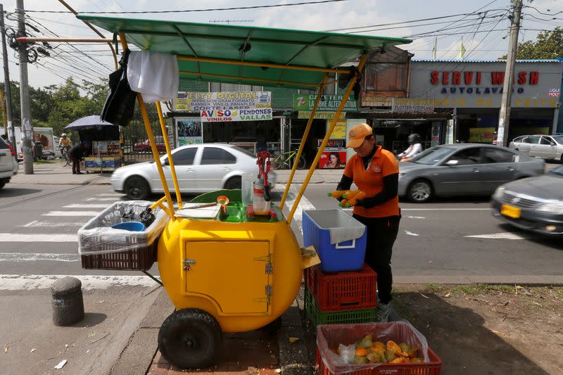 FOTO DE ARCHIVO. Un trabajador informal vende jugo de naranja en una calle de Bogotá