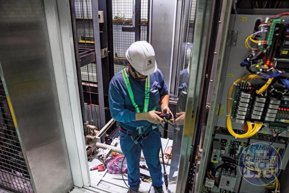 電梯設備繁複，在工廠製造、組裝、測試後，再運到現場安裝。