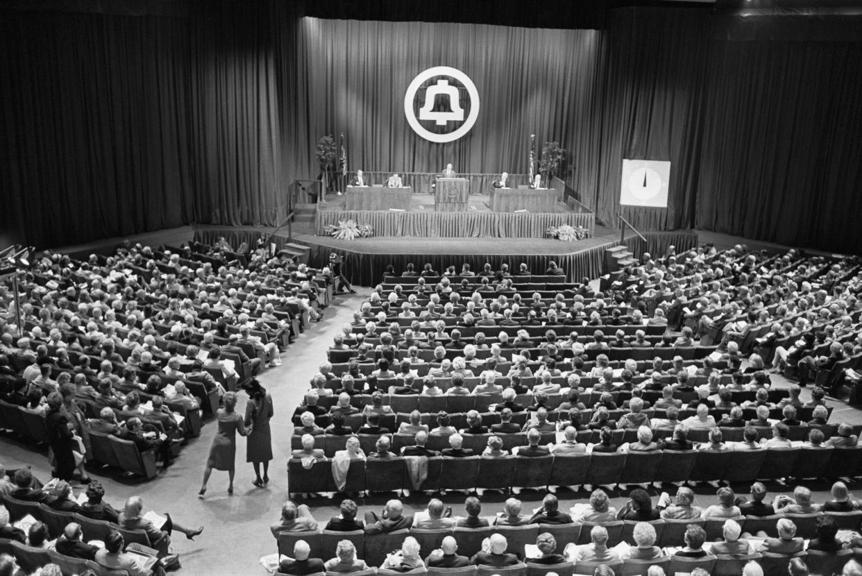 Black and white photo of American Telephone & Telegraph Co.'s 98th and last annual meeting before the company's divestiture.