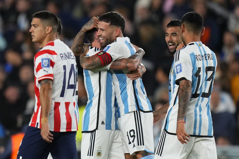 Nicolás Otamendi, capitán en el primer tiempo ante la ausencia de Messi, festeja su gol ante Paraguay