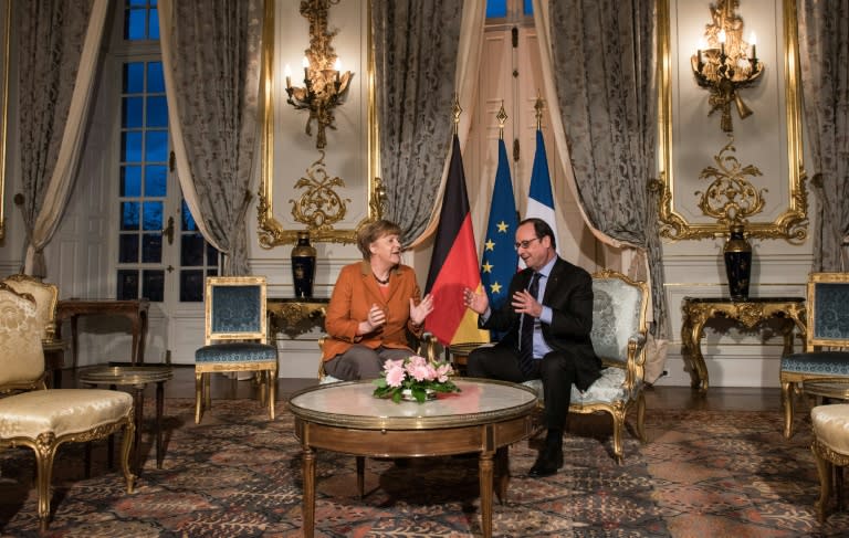 French President Francois Hollande (R) and German Chancellor Angela Merkel talk together at the Prefecture in Strasbourg, eastern France, on February 7, 2016, during a meeting about the migrants crisis and the "Brexit"