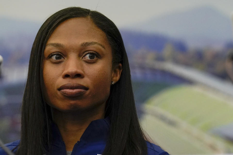 La estadounidense Allyson Felix habla en una conferencia de prensa antes del Mundial de Atletismo, el jueves 14 de julio de 2022, en Eugene, Oregon (AP Foto/Gregory Bull)