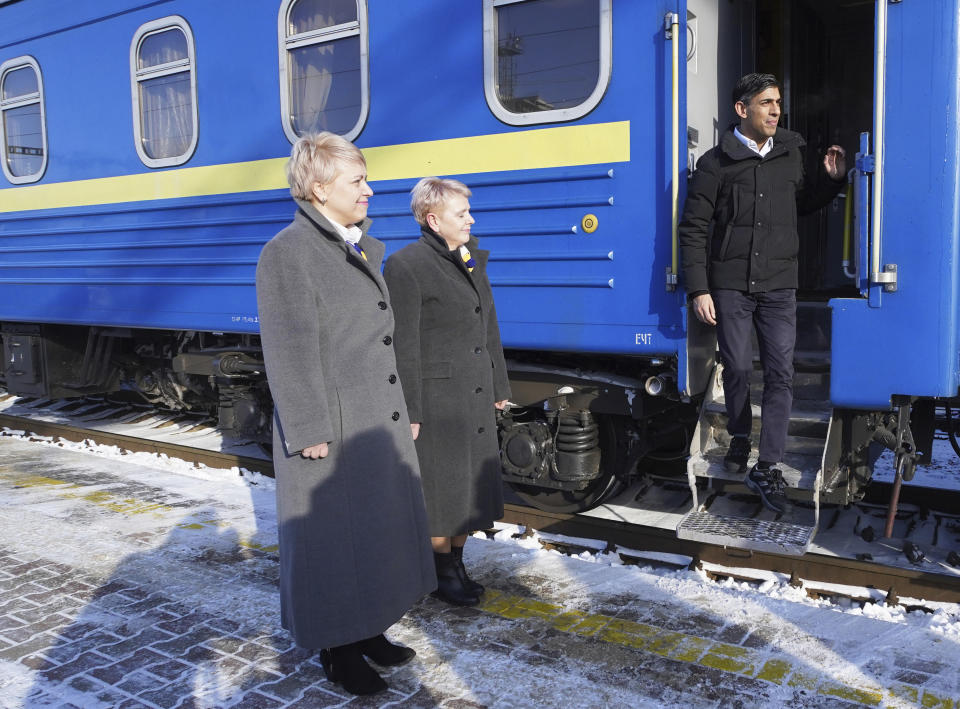 Britain's Prime Minister Rishi Sunak, right, arrives in Kyiv, Ukraine, to meet with President Volodymyr Zelensky to announce a major new package of military aid to Ukraine, on Friday Jan. 12, 2024. (Stefan Rousseau/Pool via AP)