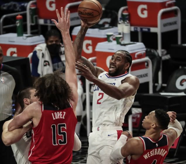 Clippers forward Kawhi Leonard shoots over Wizards center Robin Lopez