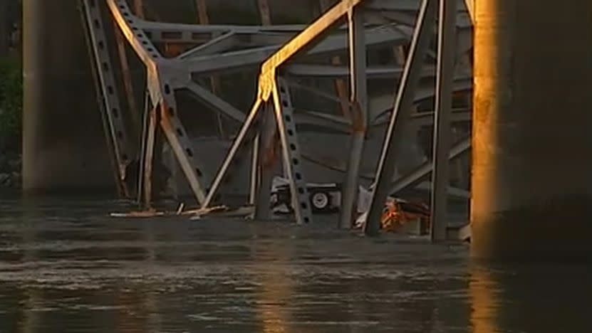 The Interstate 5 bridge over the Skagit River collapsed Thursday evening, where vehicles and people into the water.