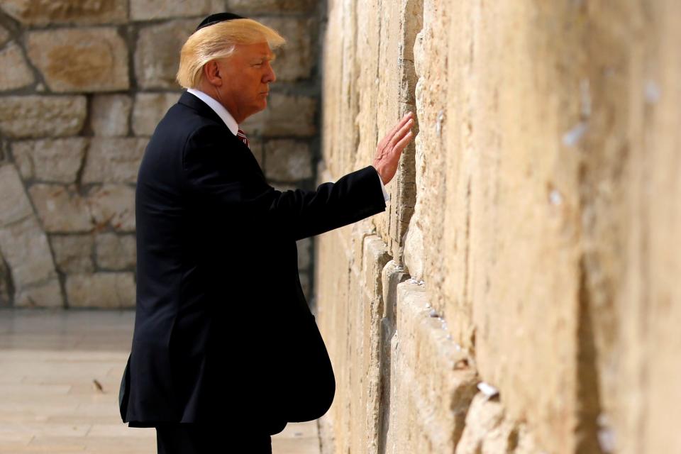 <p>L’Arabie Saoudite, Israël, Bethléem, le Vatican puis un passage à Bruxelles le 25 mai : le planning de Donald Trump est chargé. Le Président américain a entamé samedi 20 mai son premier voyage. La tournée présidentielle a débuté par Riyad pour rompre avec le discours d’Obama puis Jérusalem où il a été accueilli par son allié Netanyahou. Il termine son voyage par Bruxelles où il rencontrera entre autre Macron. Cela se terminera par le G7 en Sicile notamment pour traiter des questions de sécurité internationale et de l’implication de l’OTAN, dont il sortira du sommet, face à l’Etat Islamique. (Photo : Reuters) </p>