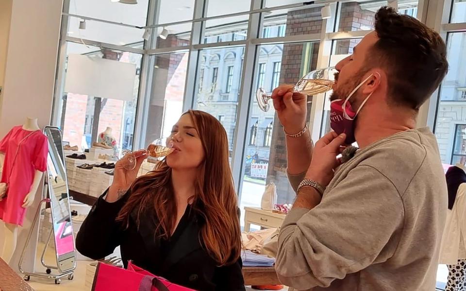 Hoch die Tassen: Nicolette und ihr Alex fanden beim Shopping auch Zeit für ein bisschen Genuss. Immerhin ging's um das Motto für einen Auftritt an der Strand-Bar. (Bild: RTL / Constantin Ent.)