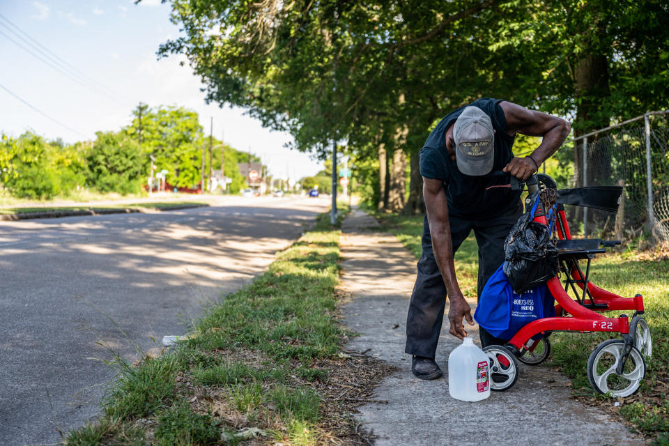U.S. Veteran Bennie Earsle, 72, takes a break on a sidewalk after buying a jug of water on June 10, 2022, in Houston. (Brandon Bell / Getty Images)
