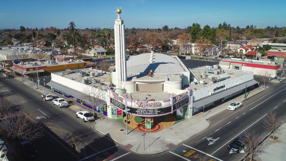 El Tower Theatre, ancla del Tower District de Fresno, es visto en una imagen de dron en la intersección de las avenidas Olive y Wishon.