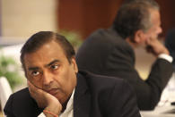 <p>In fondo alla top 10 Mukesh Ambani, presidente, amministratore delegato e il maggiore azionista di Reliance Industries Limited (84,5 miliardi di dollari, 36,8 lo scorso anno). (AP Photo/Manish Swarup)</p> 