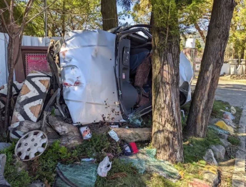 ▲南投仁愛鄉今（11）日發生一起嚴重車禍，轎車失控撞樹側翻，釀成車上人員1死3傷。事故原因仍待釐清。（圖／翻攝畫面）